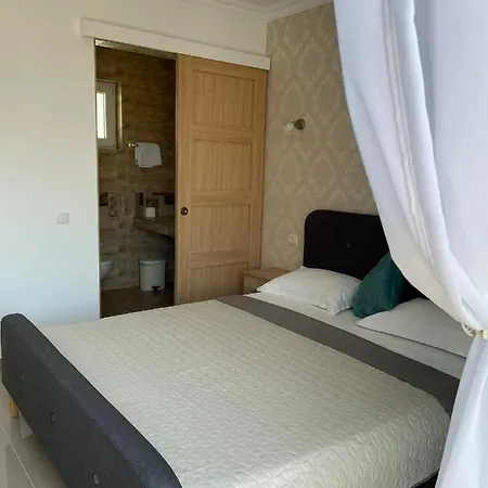 Larimar Guest house *